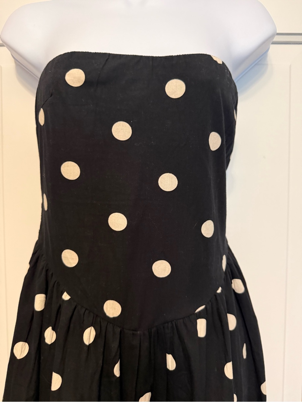 Elegant Black Strapless Polka Dot Midi Dress 👗 - Picture 3 of 10